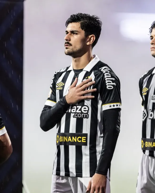 João Basso, jogador do Santos, durante partida contra o Corinthians no estádio Arena Corinthians pelo campeonato Brasileiro A 2023. Foto: Abner Dourado/AGIF