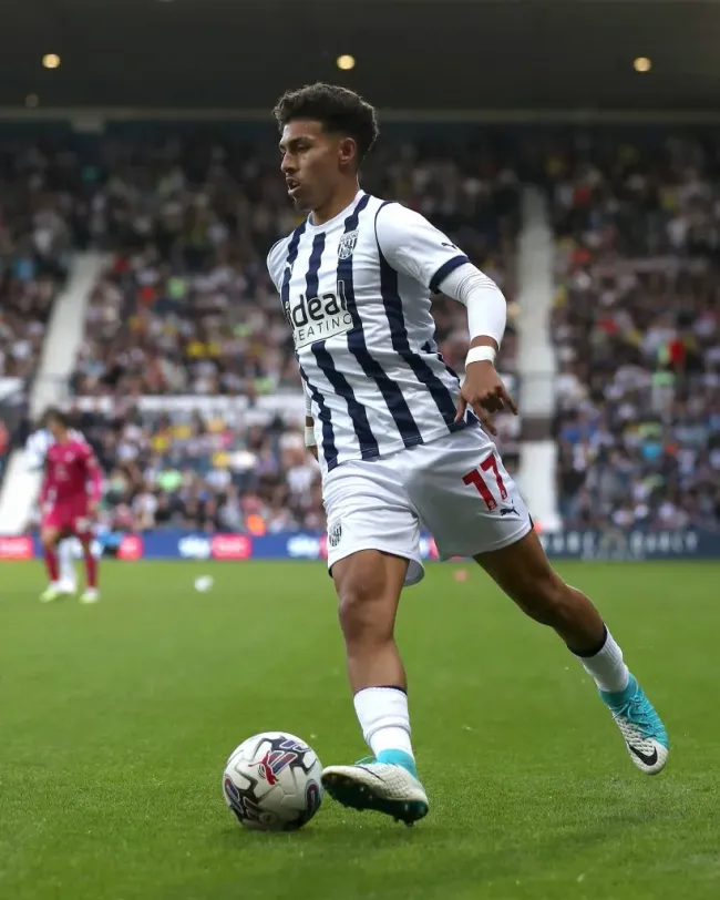 Jeremy Sarmiento dejó el Brighton en esta temporada para irse a préstamo al West Bromwich, donde aún pelea por un lugar en el once. Actualmente se recupera de una lesión. (FOTO: @WBA)