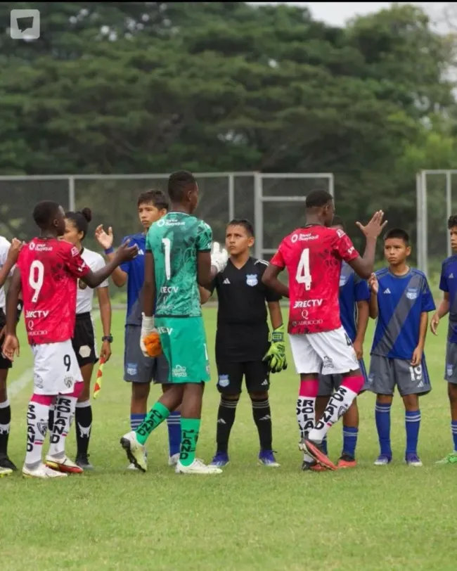 Diferencia jugadores de IDV Sub-15 y jugadores Sub-15 de Emelec. (Foto: @MrOFFSIDER)