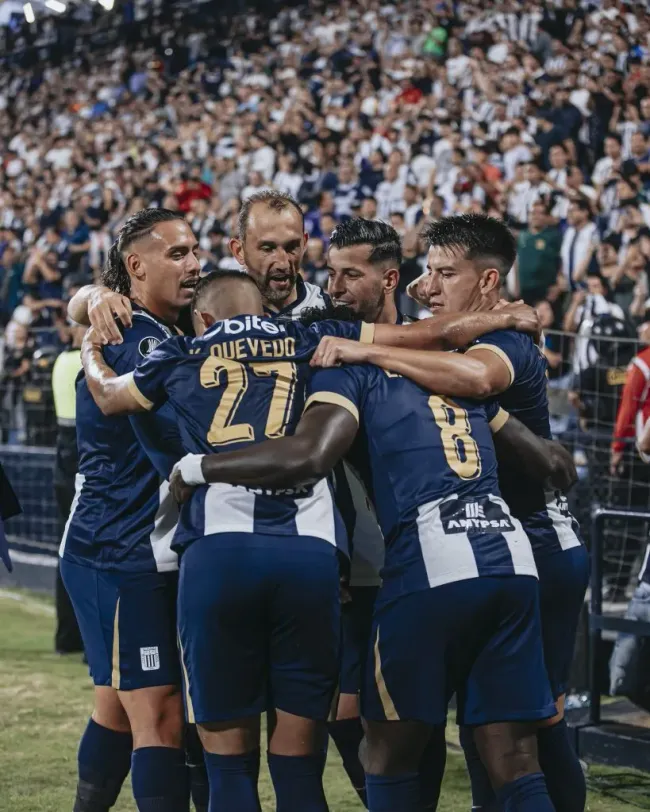 Erick Noriega celebrando el gol de Pablo Ceppelini. (Foto: Alianza Lima).