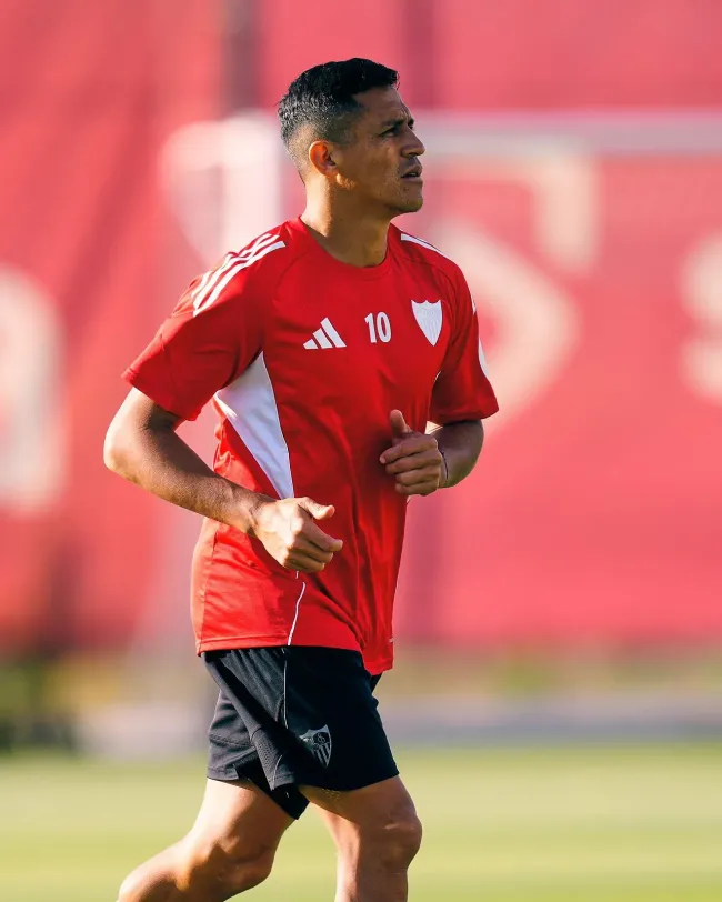 Alexis Sánchez hace todo lo posible para volver al Sevilla para el derbi ante Betis. Foto: Sevilla.
