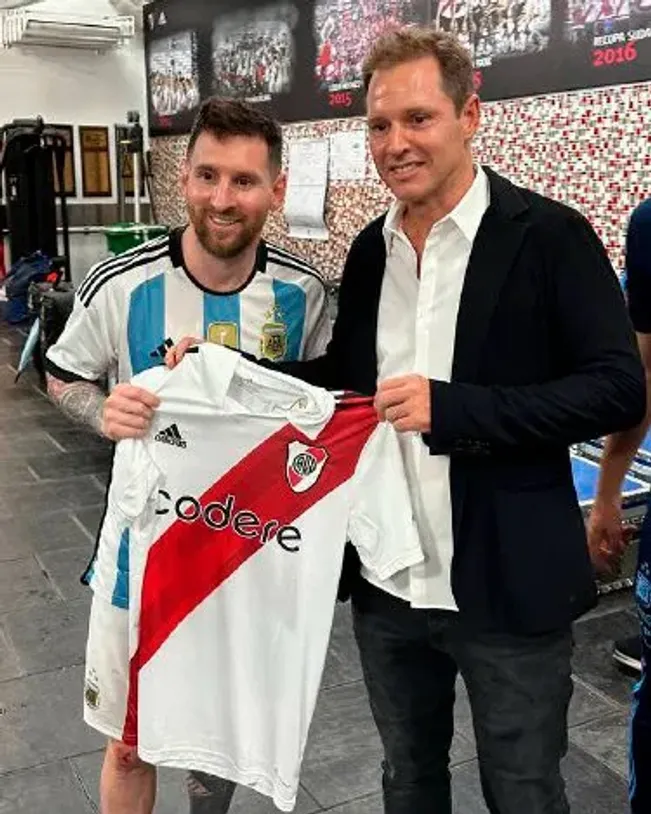 Lionel Messi recibió una camiseta de River de parte de Jorge Brito. (Foto: Prensa River).