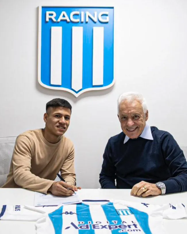 Axel Cabellos firmando para Racing. (Foto: Racing)