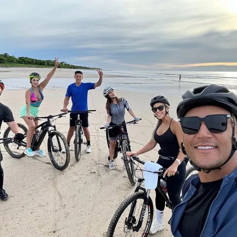 Keylor, su mujer y Duarte, entre otros, disfrutando de una sesión de ciclismo. (Instagram)
