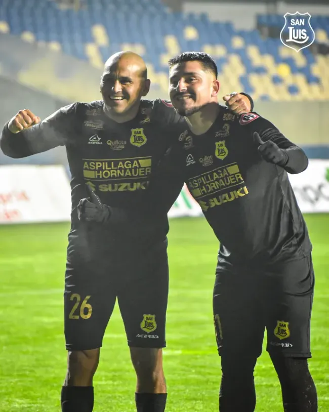 Humberto Suazo y Sebastián Parada festejan el 2-0 ante Universidad de Concepción. (Comunicaciones San Luis de Quillota).