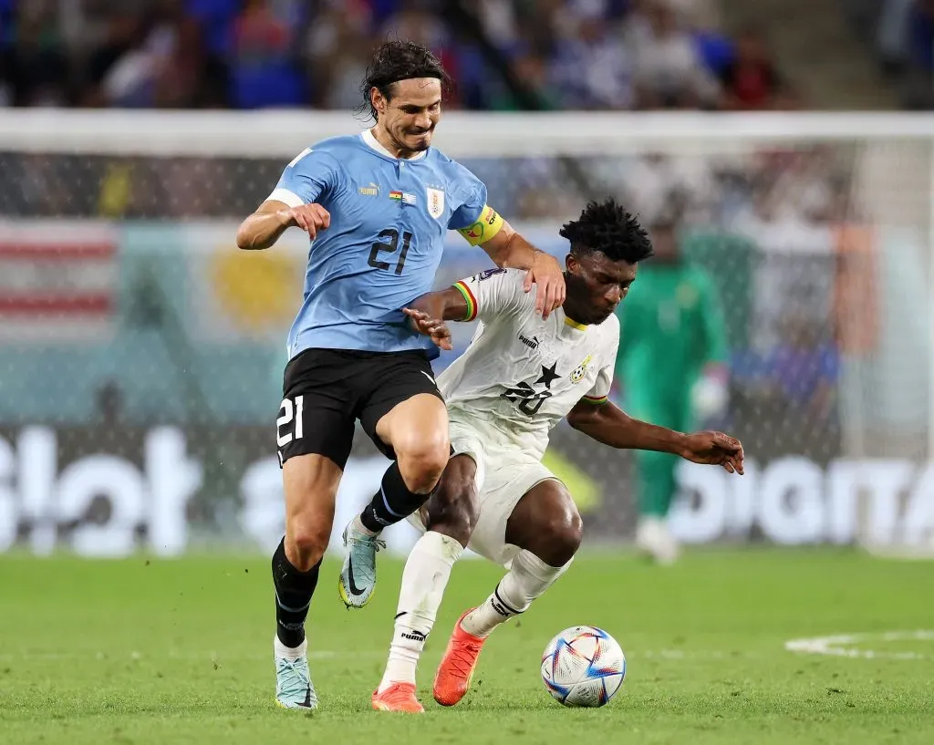 Edinson Cavani pelea la pelota con Mohammed Kudus, jugador de Ghana, en el Mundial de Qatar 2022. (Foto: Getty).