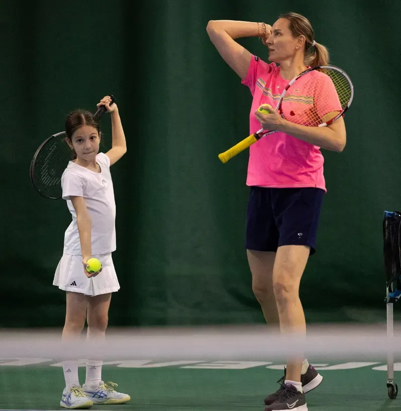 Nadia Petrova enseña tenis a los más chicos. (Foto: @petrovatennis).