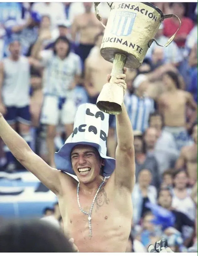 Arano celebra el Apertura 2001. (Foto: Twitter de Carlos Arano).