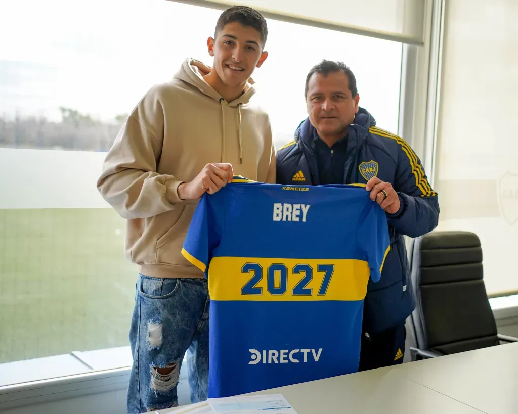 Brey renovando su contrato en Boca (Prensa Boca)