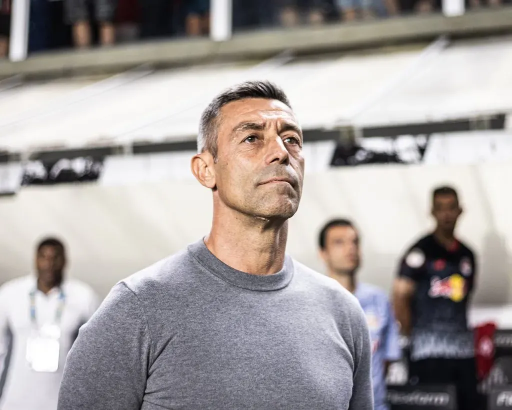 Pedro Caixinha tecnico do Bragantino durante partida contra o Sao Paulo no estadio Vila Belmiro pelo campeonato Brasileiro A 2023.  Foto: Abner Dourado/AGIF