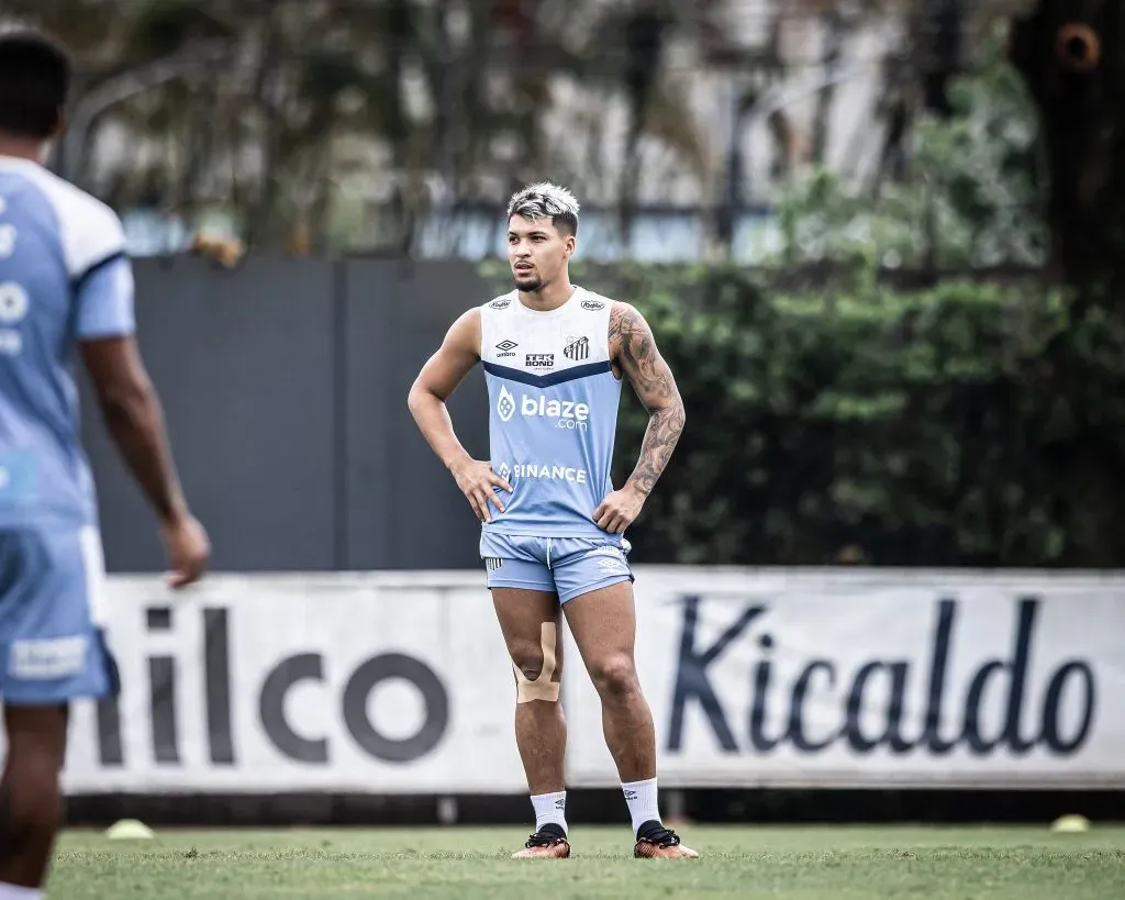 Marcos Leonardo em treino na manhã desta quinta-feira (23). O Menino da Vila voltou da Seleção Pré-Olímpica e vai para o duelo contra o Botafogo –  Fotos: Raul Baretta/ Santos FC.