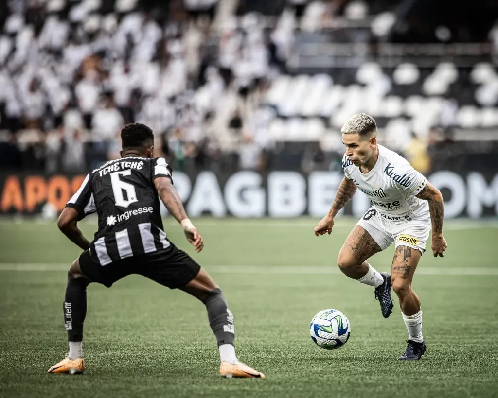 Soteldo tenta jogada contra a marcação de Tchê Tchê em Botafogo x Santos – Foto: Raul Baretta/SFC