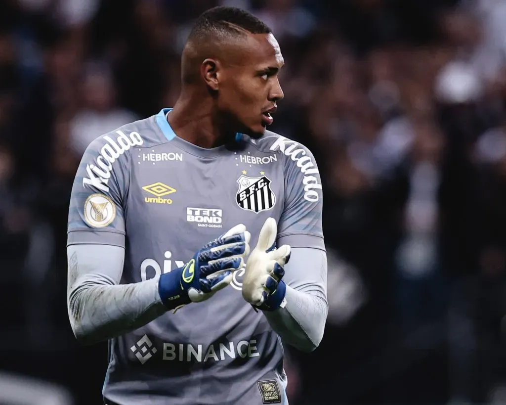 John goleiro do Santos durante partida contra o Corinthians no estadio Arena Corinthians pelo campeonato Brasileiro A 2022. Foto: Ettore Chiereguini/AGIF