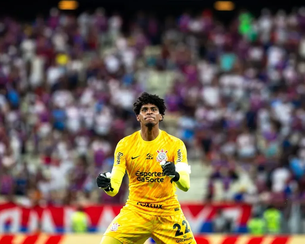 Em pouco tempo, o goleiro criou um vínculo com a Fiel torcida. Foto: Pedro Chaves/AGIF