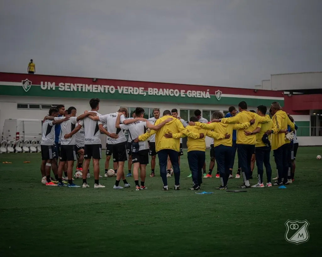 Álvaro Montero y el grupo de Millonarios en la sede deportiva de Fluminense. Oficial Millonarios.