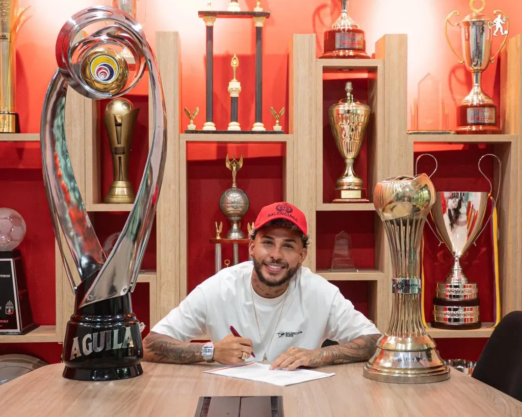 Duván Vergara firma el contrato con América. Oficial América de Cali.