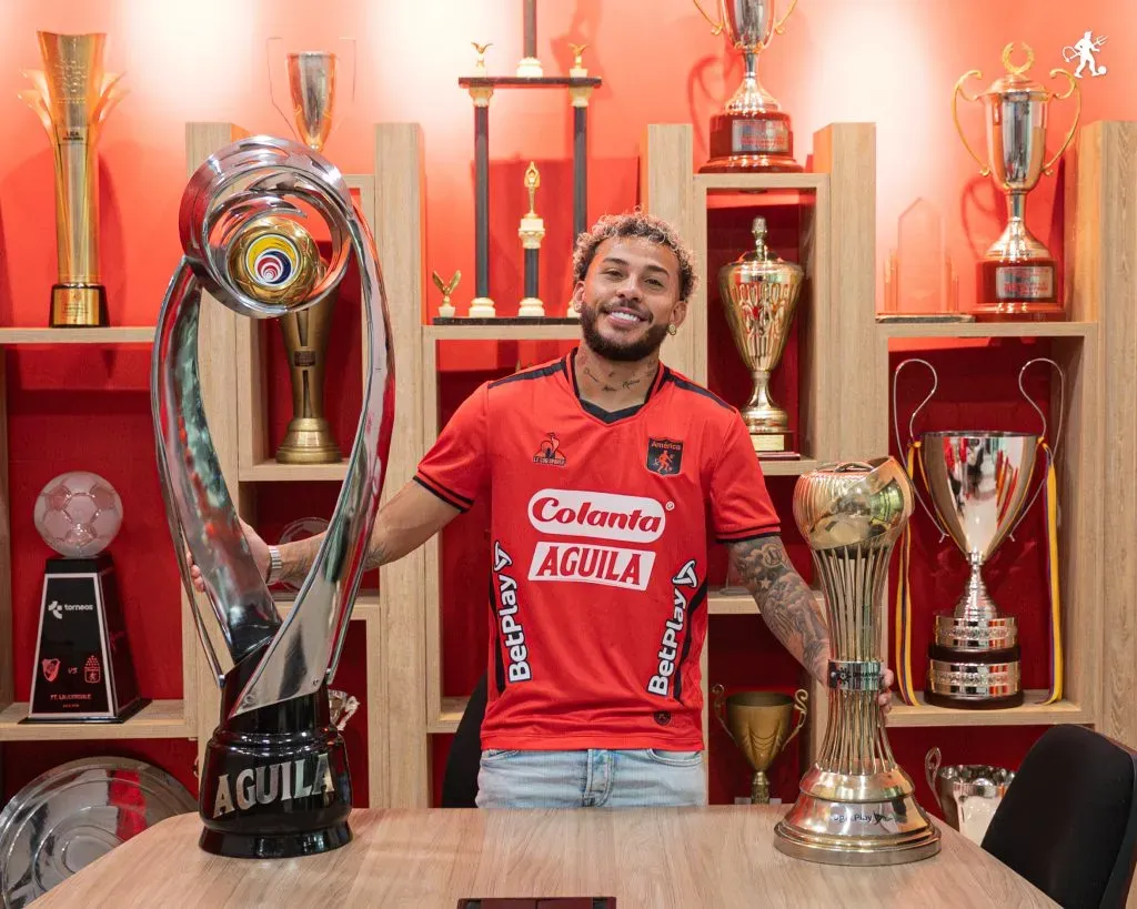 Duván Vergara muestra la camiseta de América. Oficial América de Cali.