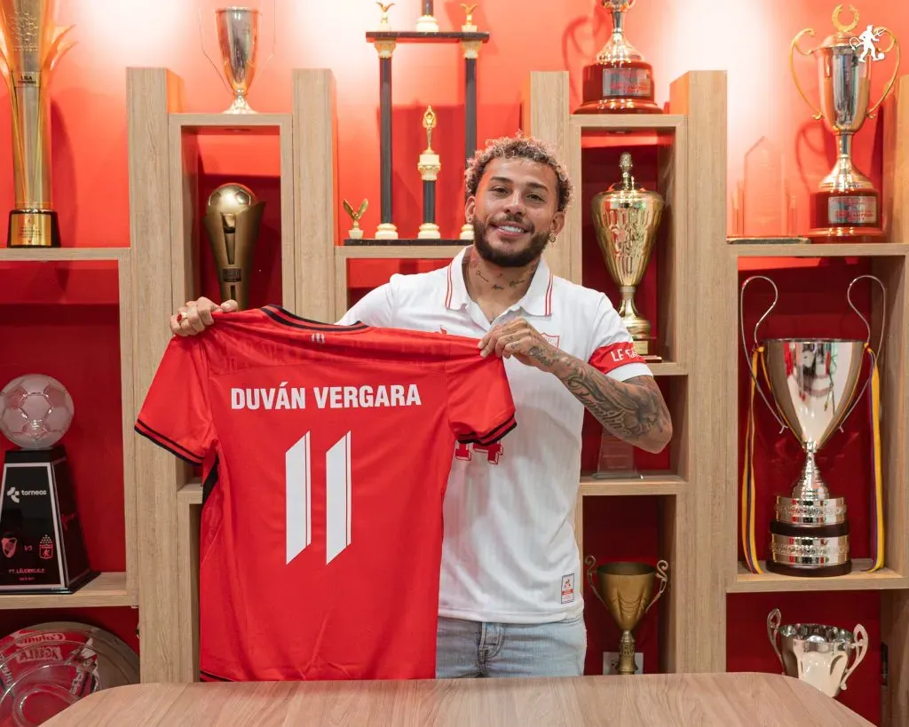 Duván Vergara muestra la camiseta de América. Oficial América de Cali.