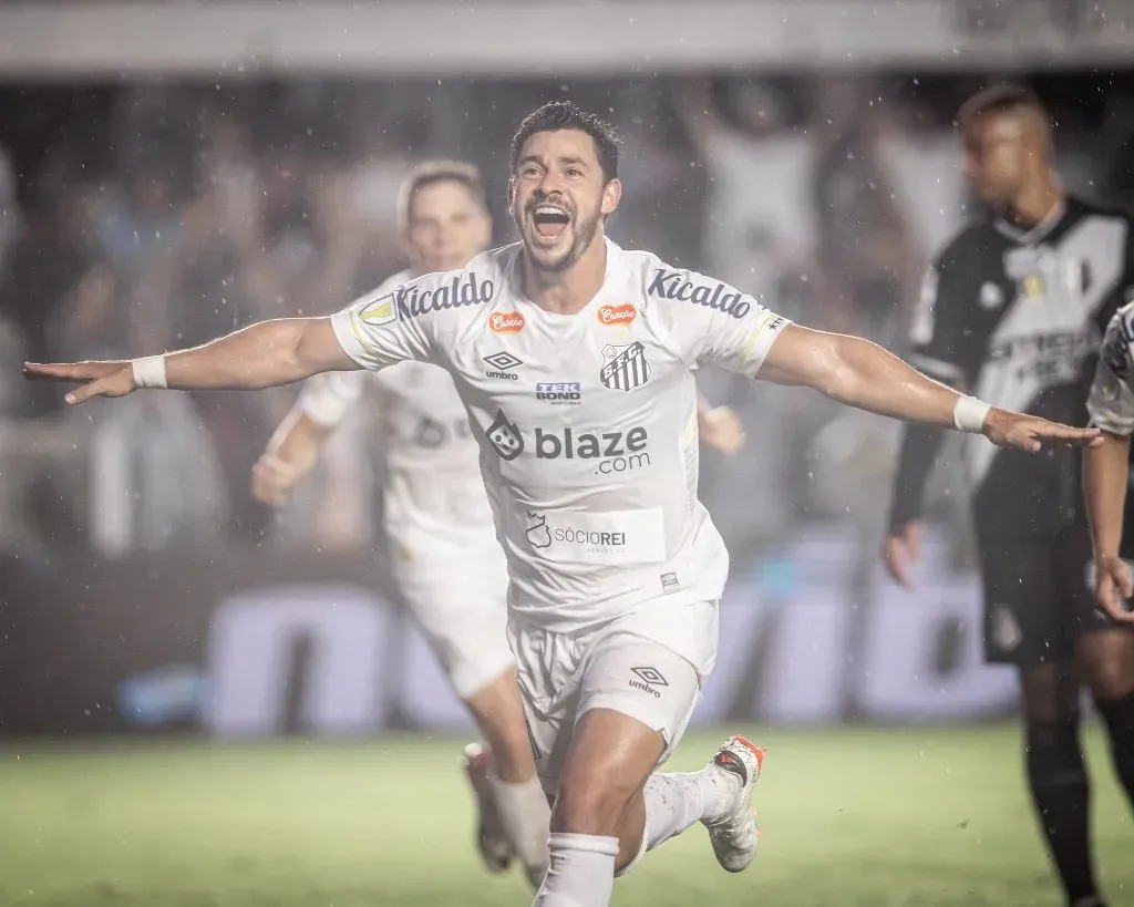 Giuliano marcou duas vitórias em vitória do Santos (Foto: Raul Baretta/ Santos FC/ Divulgação)
