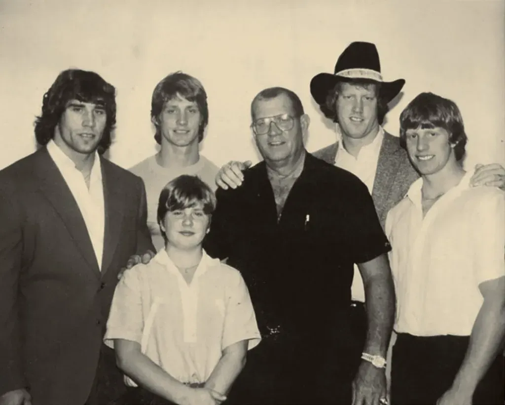 Imagen de la verdadera familia Von Erich, con Fritz al centro. De izquierda a derecha: Kerry, Kevin, David, Mike y al frente, Chris. Kevin es el único de esta dinastía que permanece con vida. Imagen: https://ringthedamnbell.wordpress.com/.