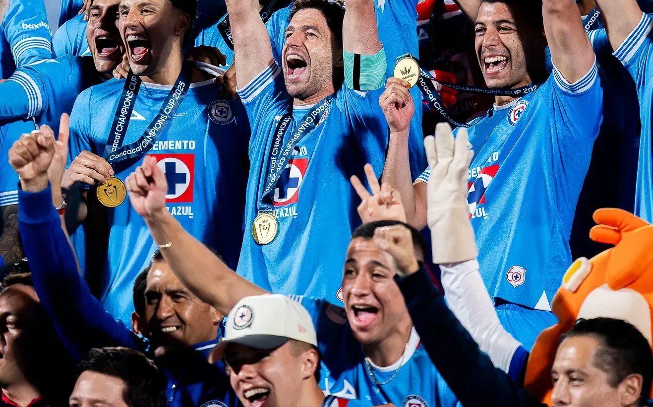 El momento en que Cruz Azul levantó el trofeo, con Montaño sentado. (Imago 7)
