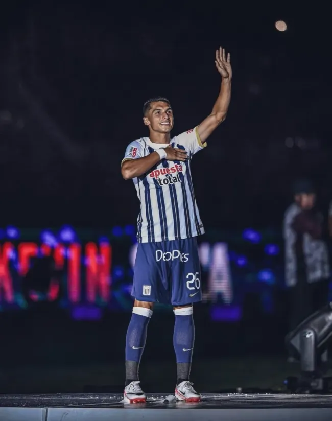 Kevin Serna en la presentación de Alianza Lima. (Foto: Twitter).