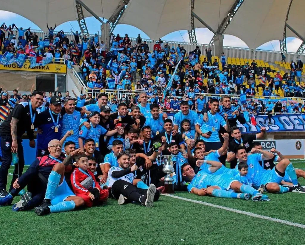 San Marcos de Arica celebra el título de la Segunda División Profesional en 2022. Rodrigo Auzmendi anotó cuatro goles en esa campaña. (Captura Instagram).