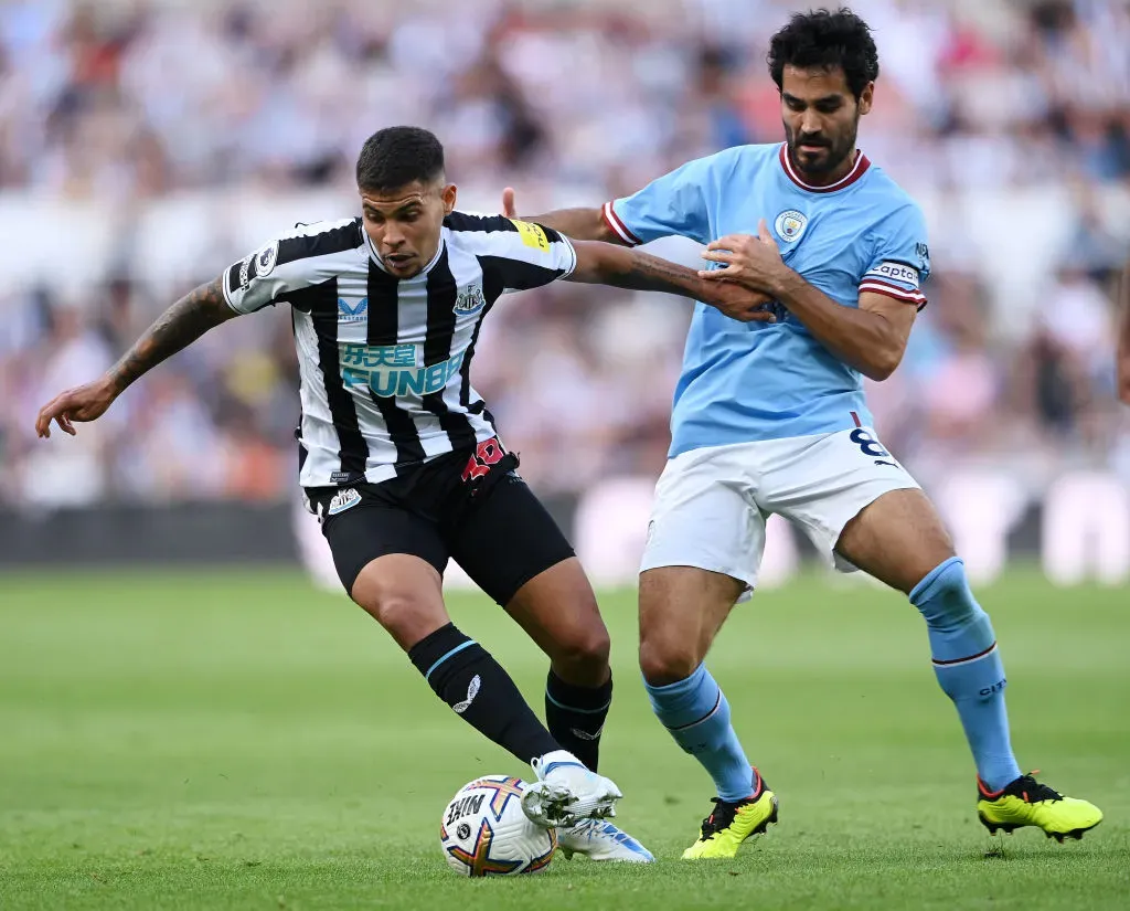 NEWCASTLE UPON TYNE, ENGLAND – AUGUST 21: Bruno Guimaraes of Newcastle United is challenged by Ilkay Gundogan of Manchester City during the Premier League match between Newcastle United and Manchester City at St. James Park on August 21, 2022 in Newcastle upon Tyne, England. (Photo by Stu Forster/Getty Images)