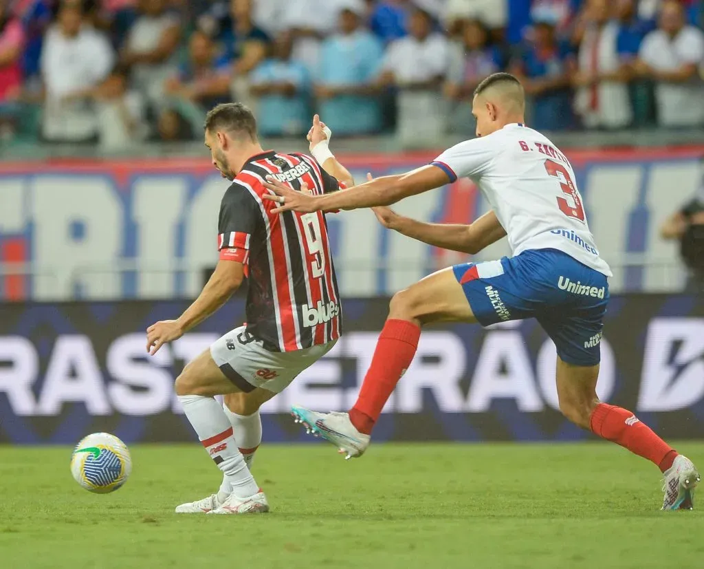 Gabriel Teixeira jogador do Bahia disputa lance com Calleri jogador do Sao Paulo durante partida no estádio Fonte Nova pelo campeonato Brasileiro A 2024. Foto: Jhony Pinho/AGIF