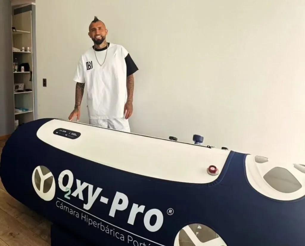 Arturo Vidal muestra la OxyPro que lo ayuda en su recuperación.