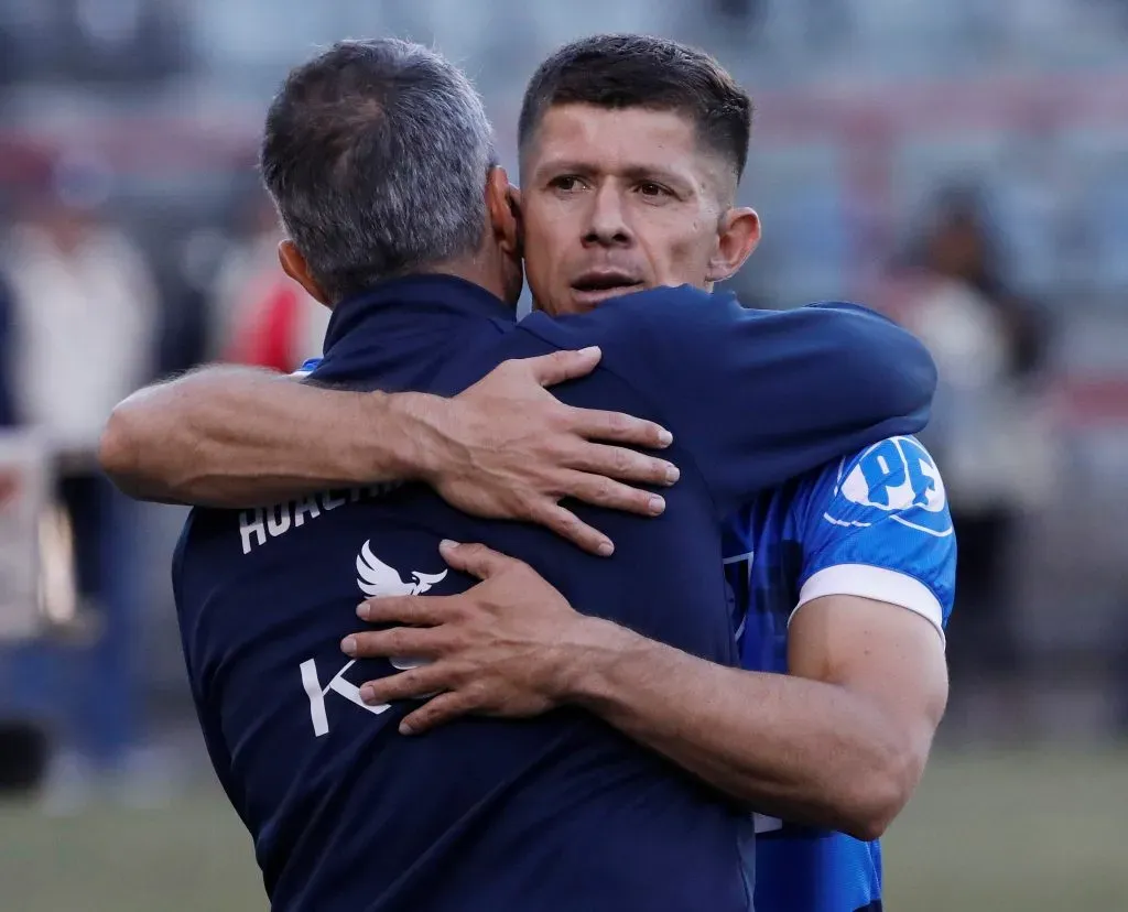 Cris Martínez festeja el título con Huachipato con el actual técnico de la U, Gustavo Álvarez. Foto: Marco Vazquez/Photosport