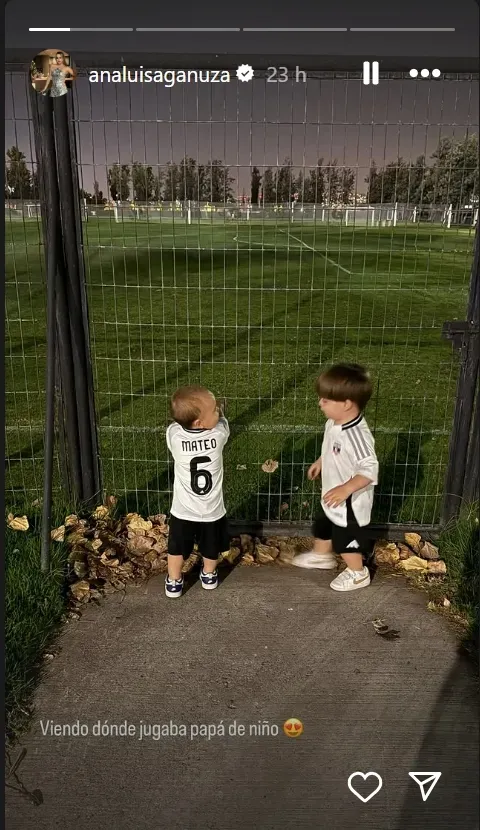 Los hijos de Vegas con la camiseta de Colo Colo