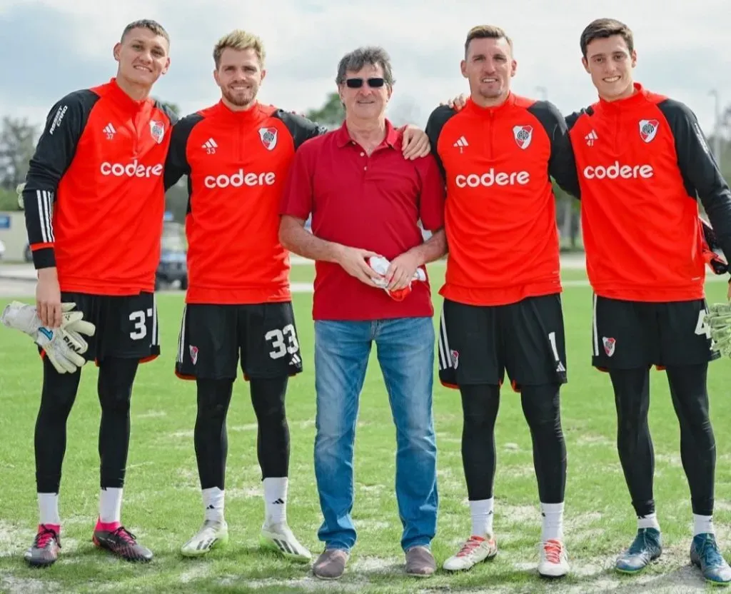 El gran Mario Kempes con los arqueros de River. (Foto: Prensa River).