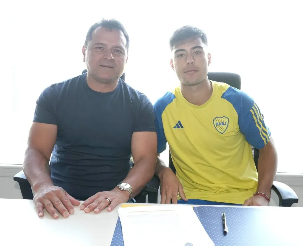Aaron Anselmino firmó su mejora salarial en Boca. (Prensa Boca)