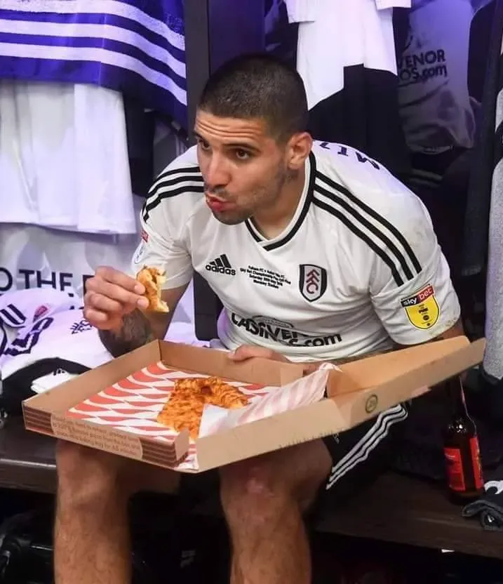 Mitrović comiendo pizza tras ascender a la Premier League siendo goleador del Fulham.