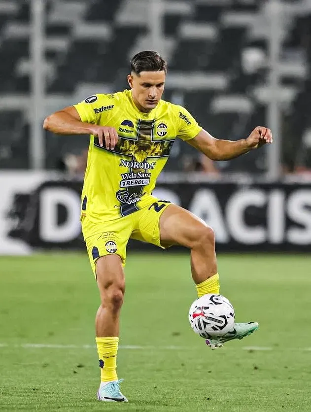 Wildo Alonso, el futbolista de Sportivo Trinidense que cargó contra el arbitraje vs. Boca.