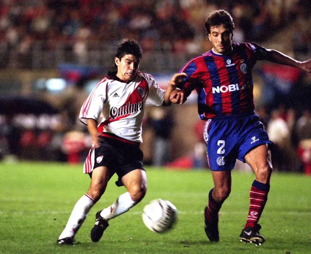 El Coco marca a Saviola en un River vs. San Lorenzo. (Foto: IMAGO).