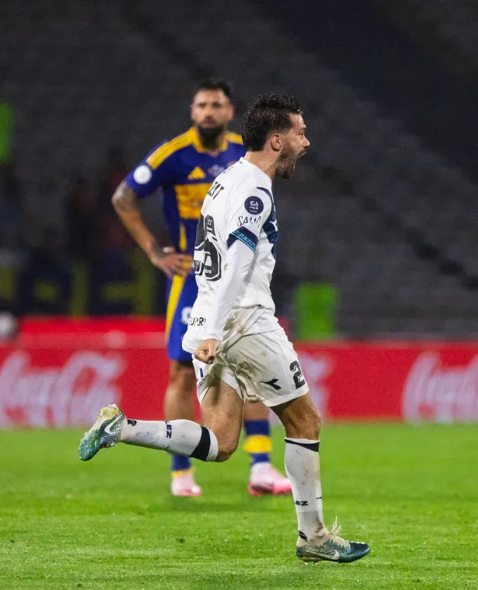 El Chiqui Bouzat y uno de sus festejos. (Foto: Vélez Sarsfield).