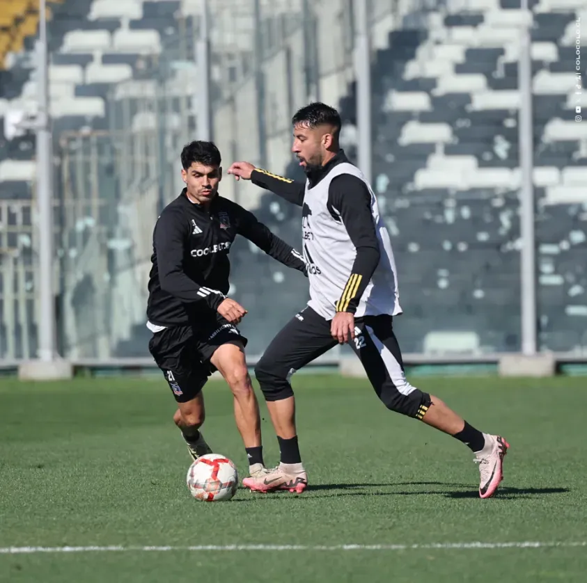 Mauricio Isla enfrenta a Erick Wiemberg en una práctica de Colo Colo. (Foto: Comunicaciones Colo Colo).