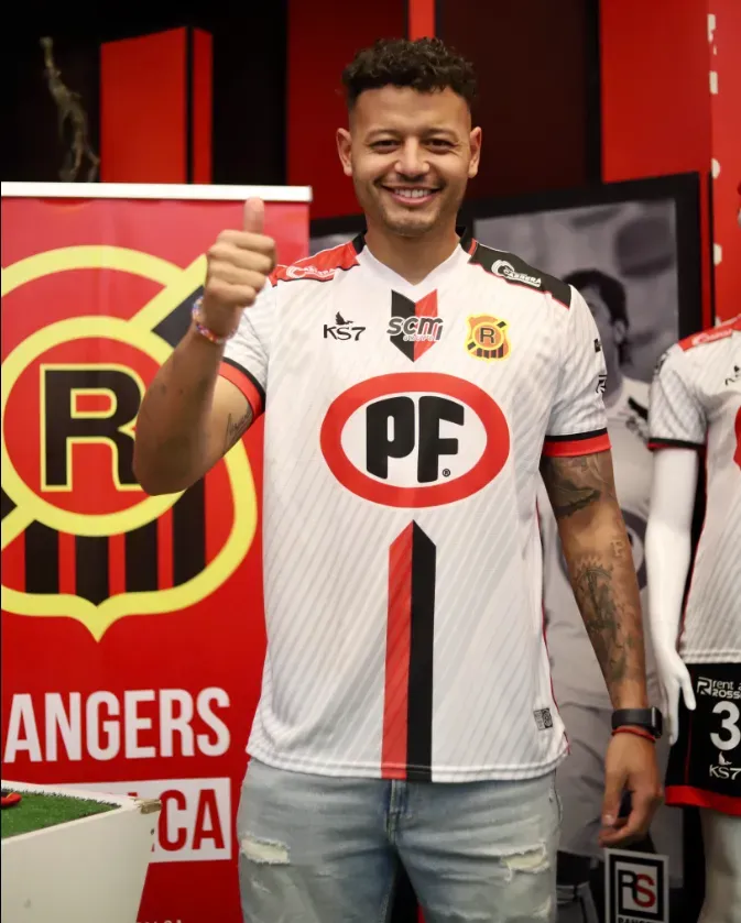 Gastón Rodríguez posó con la camiseta de Rangers de Talca. (Captura Twitter Rangers de Talca).