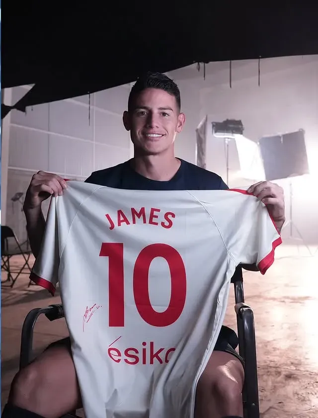 James Rodríguez firmó con Esika (Instagram).