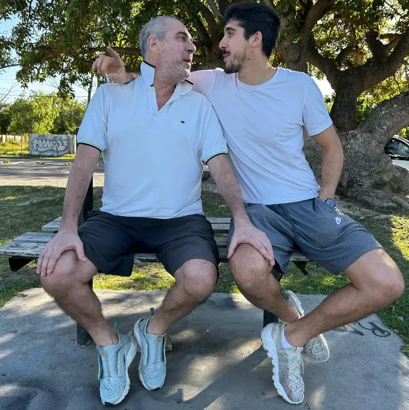 Bruno junto a Horacio, su padre. (Foto: @volpi.bruno).