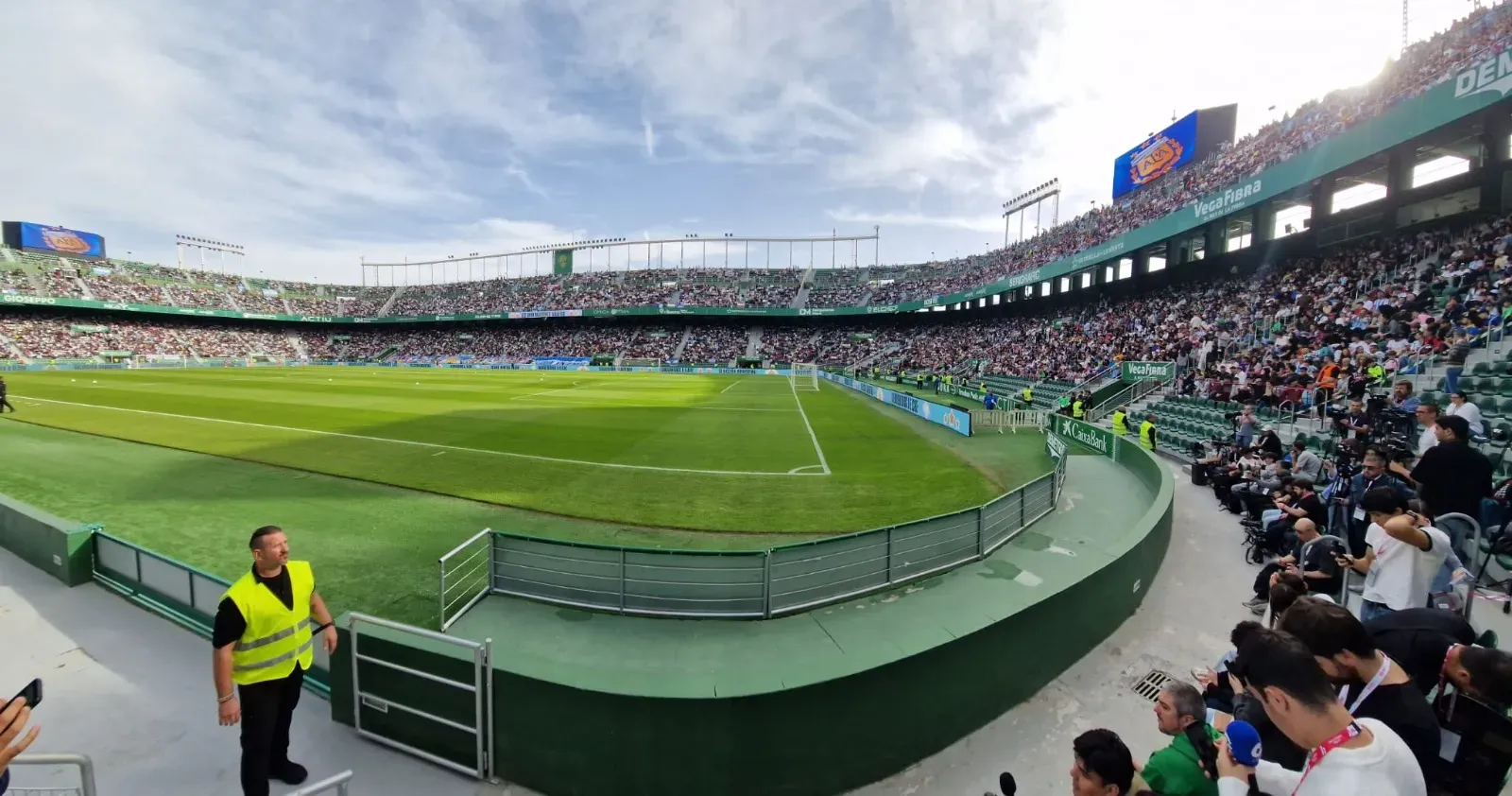 El estadio de Elche repleto de hinchas argentinos. (Bolavip).