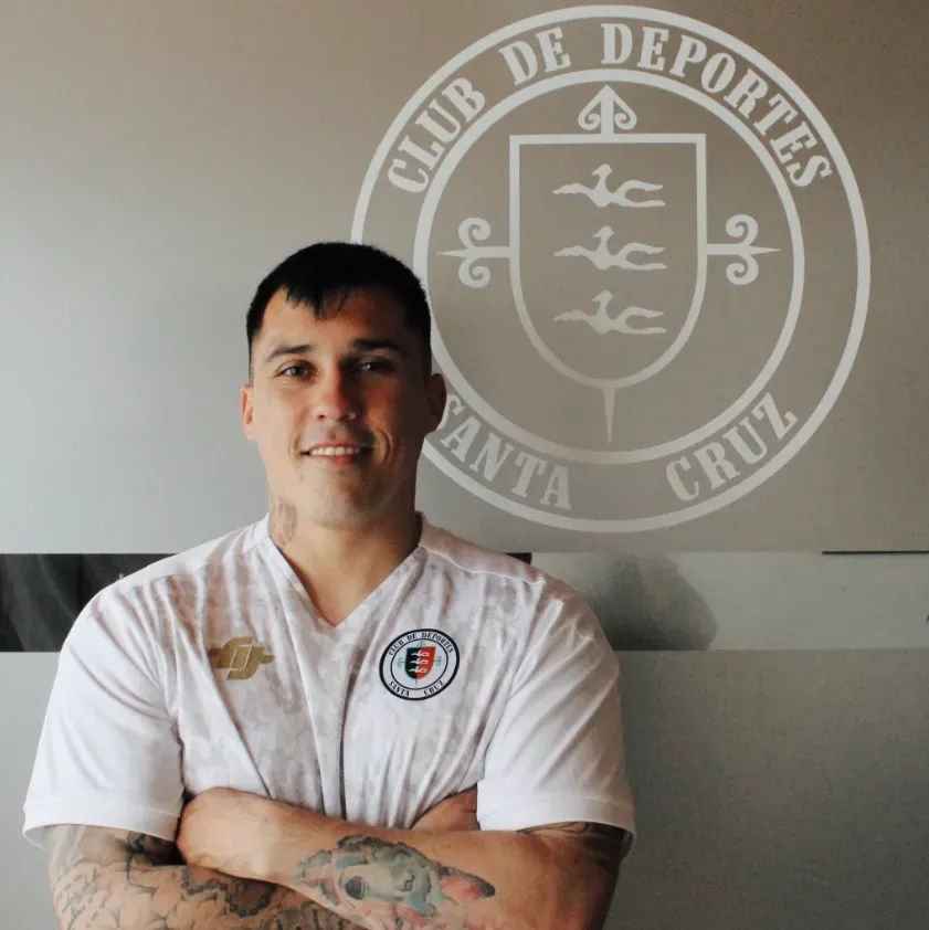 Kevin Medel posa con la indumentaria de Deportes Santa Cruz. (Foto: Deportes Santa Cruz).
