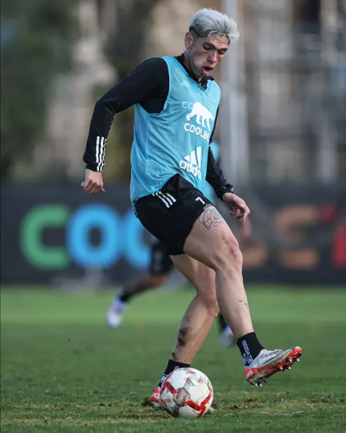 Carlos Palacios en plena práctica de Colo Colo. (Foto: Comunicaciones Colo Colo).