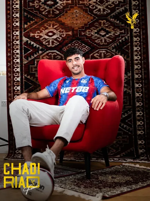 La foto para darle la bienvenida a Chadi Riad. (Crystal Palace).