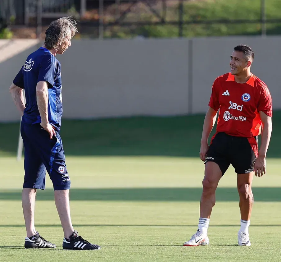 Ricardo Gareca conversa con Alexis Sánchez. (Foto: Carlos Parra | Comunicaciones FFCh).