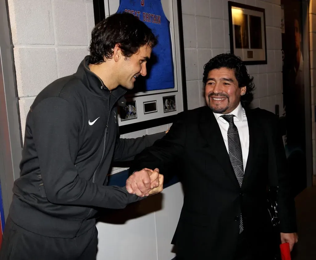 Roger Federer junto a Diego Maradona. (Foto: Getty).