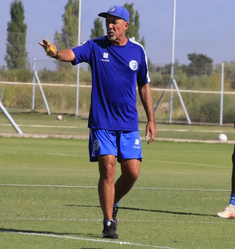 Daniel Oldrá, el DT del Tomba. (Foto: Godoy Cruz).