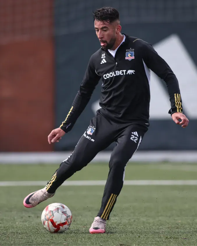 Mauricio Isla en acción durante una práctica de Colo Colo. (Foto: Comunicaciones Colo Colo).